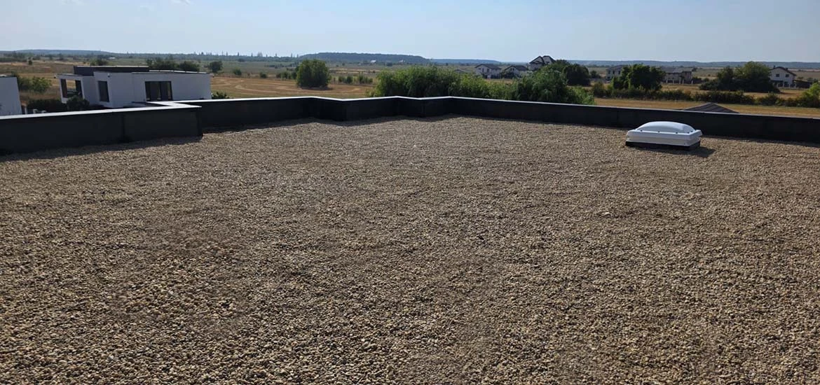 Montaj hidroizolație cu membrană EPDM, terasă necirculabilă, sistem lestat cu pietriș – Tunari, Ilfov