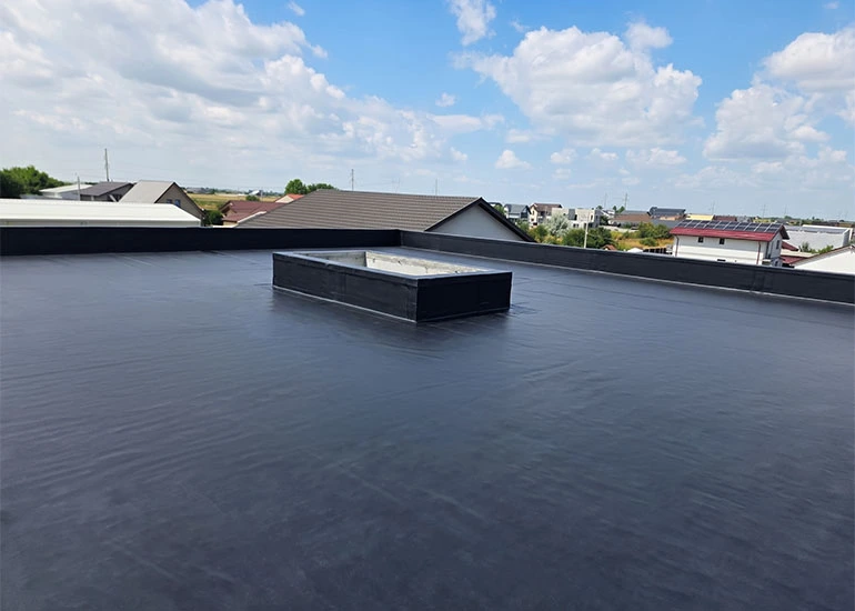 Montaj termoizolație Austrotherm EPS 150 și hidroizolație EPDM pe terasă vilă – Brăila